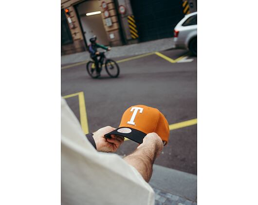 Kšiltovka Mitchell & Ness LOGO BILL SNAPBACK University Of Texas At Austin Orange / Black