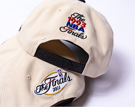 Kšiltovka Mitchell & Ness Nba Finals Remix Snapback Finals Bulls Vs. Suns Off White