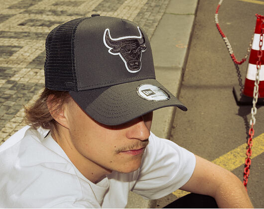 Kšiltovka New Era - NBA Outline 9FORTY A-Frame Trucker - Chicago Bulls - Steel / White