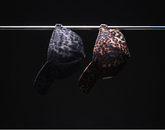 Dámská Kšiltovka New Era - MLB Cosy Leopard 9FORTY - NY Yankees - Deep Auburn / Black