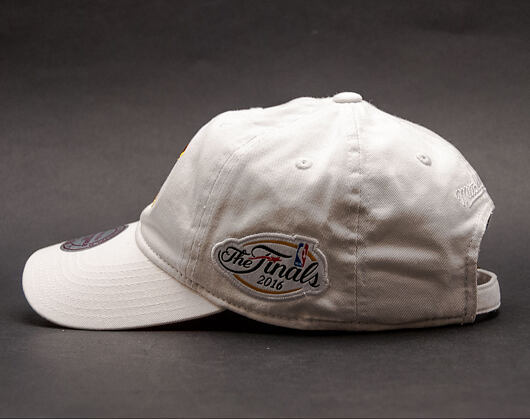 Kšiltovka Mitchell & Ness Championship Cleveland Cavaliers White Strapback