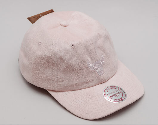 Kšiltovka Mitchell & Ness Micro Suede Slouch Chicago Bulls Light Pink Strapback