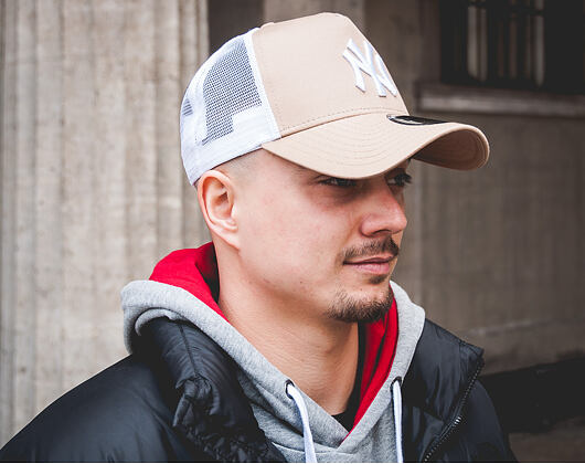 Kšiltovka New Era Essential New York Yankees 9FORTY TRUCKER Camel/White Snapback