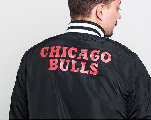 Bunda New Era Chicago Bulls NBA Team Apparel Bomber Black