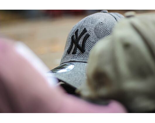 Kšiltovka New Era 9FORTY Engineered Plus New York Yankees Black / Black Strapback