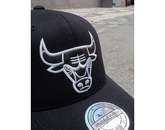 Kšiltovka Mitchell & Ness Chicago Bulls Outline Black