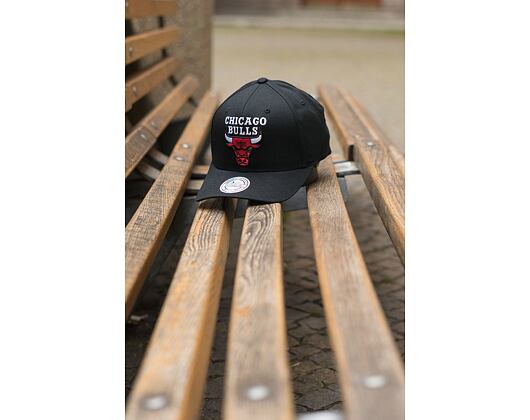 Kšiltovka Mitchell & Ness Chicago Bulls 537 Team Logo High Crown Black