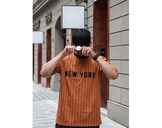 Triko New Era Oversized New York Pinstripe Tee Toffee / Black