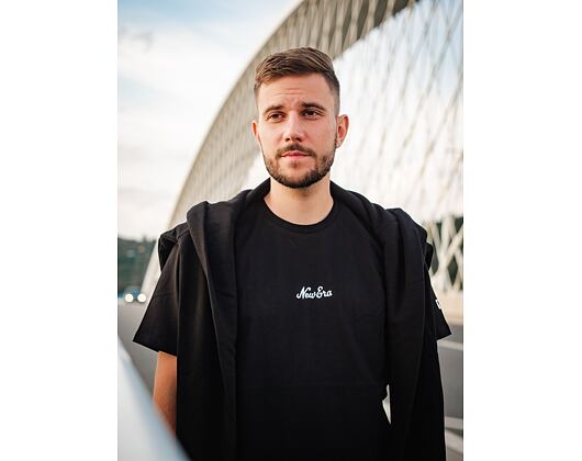 Triko New Era Essential Script Tee Black