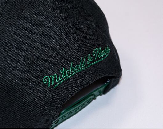 Kšiltovka Mitchell & Ness 8 Bit XL Classic Red Milwaukee Bucks Black