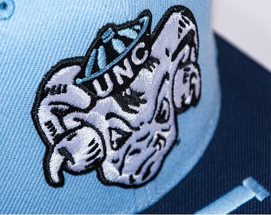 Kšiltovka Mitchell & Ness LOGO BILL SNAPBACK University Of North Carolina LIGHT BLUE/BLUE