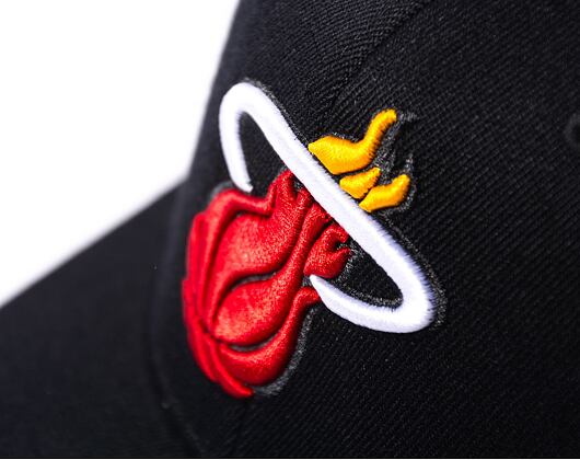 Kšiltovka Mitchell & Ness NBA Home Town Classic Red Miami Heat Black