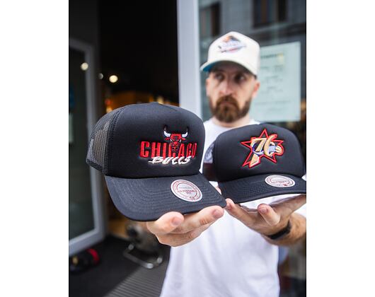 Kšiltovka Mitchell & Ness - Chicago Bulls - Year Of The Snake Trucker - Black