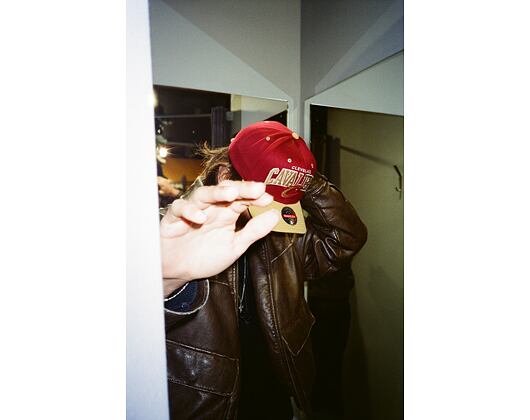 Kšiltovka Mitchell & Ness - NBA Team Arch Snapback - Cleveland Cavaliers - Dark Red / Gold