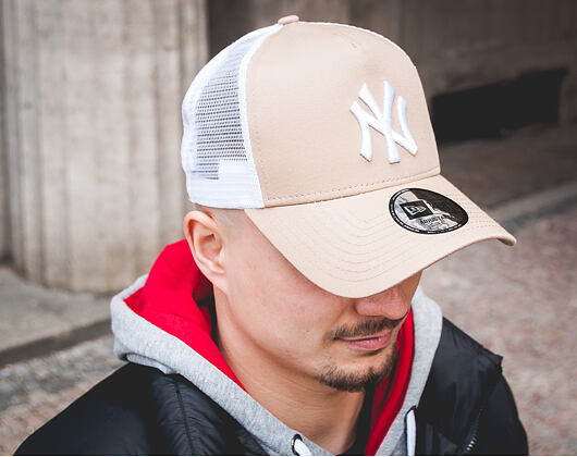 Kšiltovka New Era Essential New York Yankees 9FORTY TRUCKER Camel/White Snapback