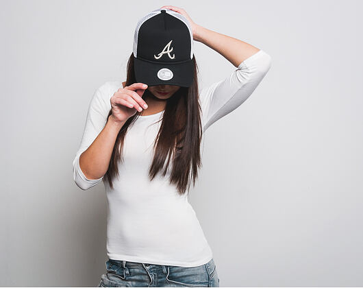 Dámská Kšiltovka New Era Essential Trucker Atlanta Braves 9FORTY Black/Silver Wing Snapback