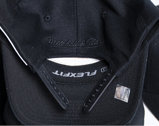 Kšiltovka Mitchell & Ness Boston Celtics 217 Curved Black Snapback