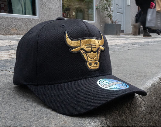Kšiltovka Mitchell & Ness Chicago Bulls Bullion Black/Gold 110