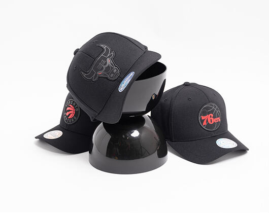 Kšiltovka Mitchell & Ness Chicago Bulls 615 Black Siege
