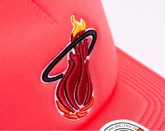 Kšiltovka Mitchell & Ness Keep On Truckin Trucker Hwc Miami Heat Pink