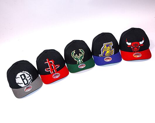 Kšiltovka Mitchell & Ness 8 Bit XL Classic Red Chicago Bulls Black