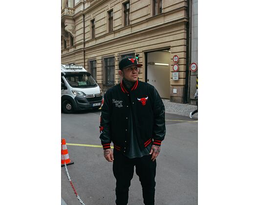 Bunda New Era - Patch Varsity Jacket - Chicago Bulls - Black / Red