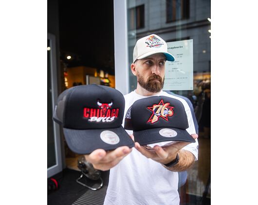 Kšiltovka Mitchell & Ness - Chicago Bulls - Year Of The Snake Trucker - Black