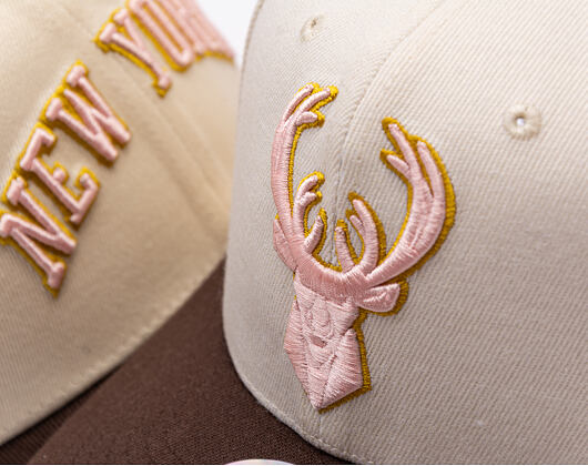 Kšiltovka Mitchell & Ness - Blush Sand Classic Red - Milwaukee Bucks - Sand/Brown