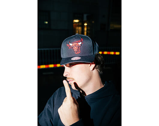 Kšiltovka Mitchell & Ness - NBA Tilted Pro Snapback - Chicago Bulls - Black