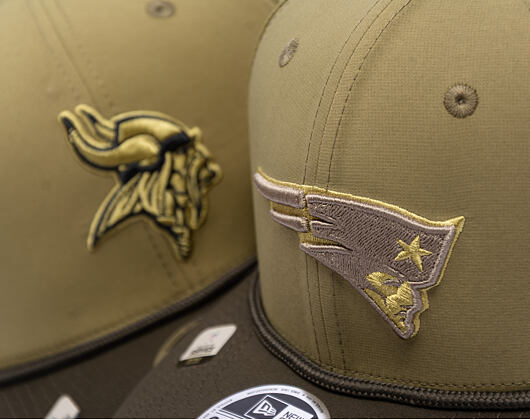 Kšiltovka New Era - NFL25 "Salute to Service" - 9SEVENTY Stretch-Snap - New England Patriots