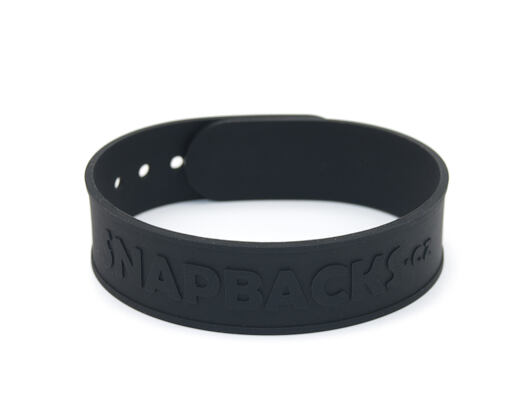 Náramek na ruku s nápisem Snapbacks.cz - černý