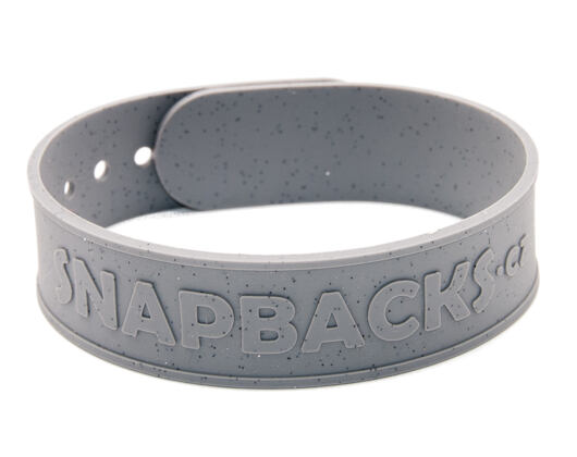 Náramek na ruku s nápisem Snapbacks.cz – Cement Print