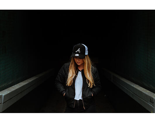 Dámská Kšiltovka New Era Essential Trucker Atlanta Braves 9FORTY Black/Silver Wing Snapback