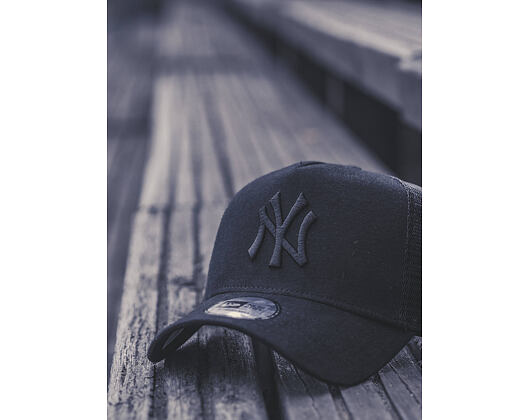 Kšiltovka New Era 9FORTY A-Frame Trucker New York Yankees Essential Jersey Black/Black Snapback