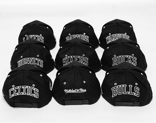 Kšiltovka Mitchell & Ness INTL441 Chicago Bulls Black/Grey/White Snapback