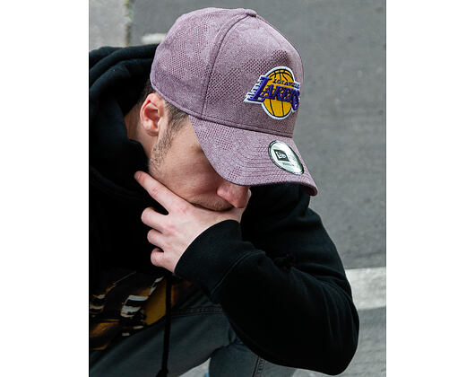 Kšiltovka New Era 9FORTY A-Frame Engineered Plus Los Angeles Lakers Maroon / Team Color Strapback