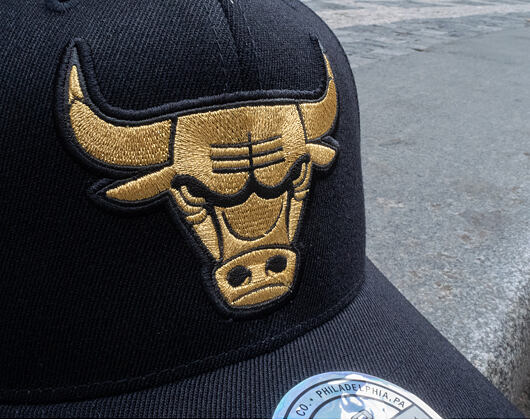 Kšiltovka Mitchell & Ness Chicago Bulls Bullion Black/Gold 110