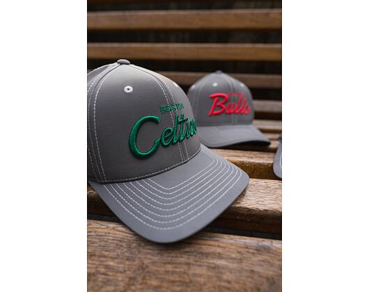 Kšiltovka Mitchell & Ness INTL844 Boston Celtics Reflective Script 110 Snapback