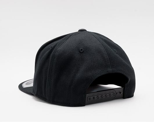 Kšiltovka Yupoong 110 Fitted Snapback Black