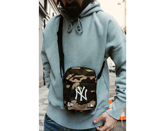 Malá taška New Era Side Bag New York Yankees Woodland Camo