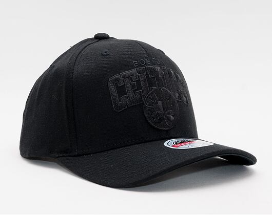 Kšiltovka Mitchell & Ness Boston Celtics Black Out Arch 110 Snapback Black