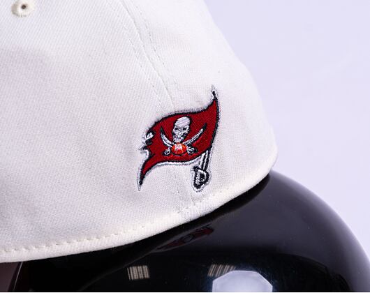 Kšiltovka New Era 39THIRTY NFL22 Sideline Tampa Bay Buccaneers