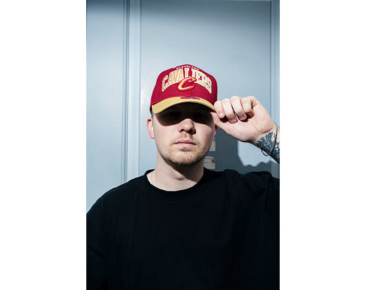 Kšiltovka Mitchell & Ness - NBA Team Arch Snapback - Cleveland Cavaliers - Dark Red / Gold