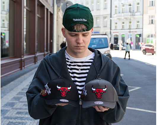 Kšiltovka Mitchell & Ness  - NBA Born To Win - Pro Pinch Snapback - Chicago Bulls - Black