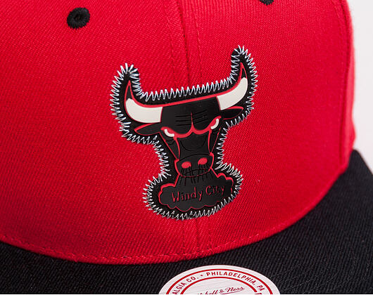 Kšiltovka Mitchell & Ness Zig Zag Chicago Bulls Red/Black Snapback