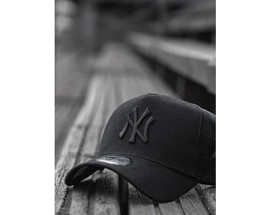 Kšiltovka New Era 9FORTY A-Frame Trucker New York Yankees Essential Jersey Black/Black Snapback