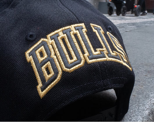 Kšiltovka Mitchell & Ness Chicago Bulls Bullion Black/Gold 110