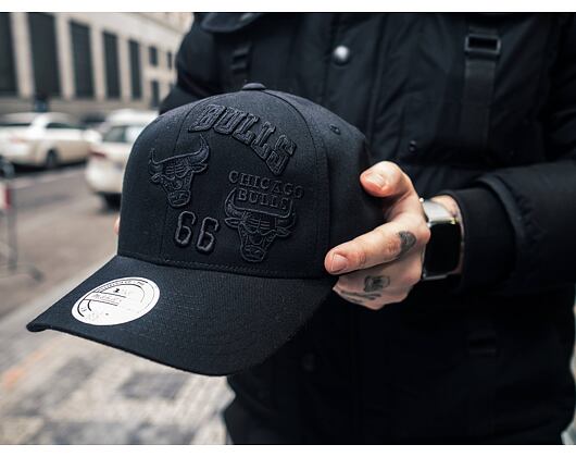 Kšiltovka Mitchell & Ness Chicago Bulls 717 Varsity ID 110