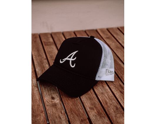 Dámská Kšiltovka New Era Essential Trucker Atlanta Braves 9FORTY Black/Silver Wing Snapback