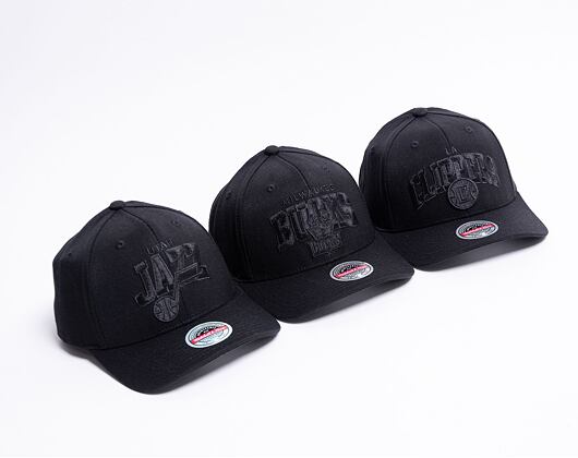 Kšiltovka Mitchell & Ness Milwaukee Bucks Black Out Arch 110 Snapback Black